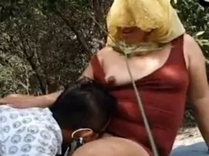 Đỉnh cao nóng bỏng … Cặp vợ chồng dâm quay clip sex trong rừng